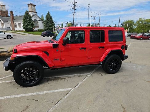 Certified 2025 Jeep Wrangler Unlimited Sahara w/ Safety Group AWD/4WD image 8
