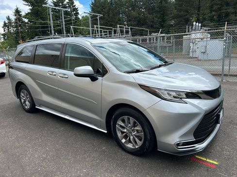Used 2022 Toyota Sienna XLE w/ XLE Plus Package AWD/4WD image 3