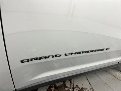 New 2025 Jeep Grand Cherokee Altitude w/ Trailer Tow Package image 27