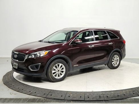 Used 2016 Kia Sorento LX w/ LX Convenience Package image 3