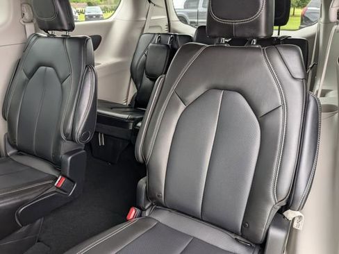 Used 2023 Chrysler Pacifica Touring-L FWD image 27