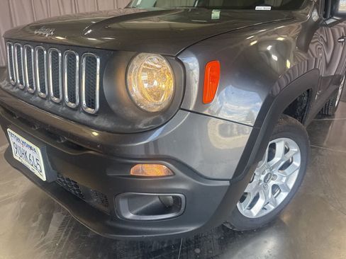 Used 2017 Jeep Renegade Latitude w/ Popular Equipment Group image 9