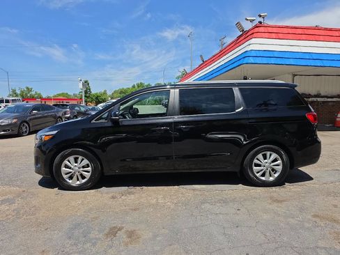 Used 2017 Kia Sedona LX w/ LX Essentials Premium Package FWD image 3