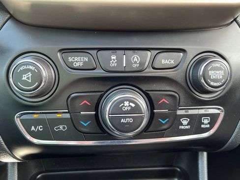 Used 2016 Jeep Cherokee Latitude w/ Comfort/Convenience Group AWD/4WD image 25