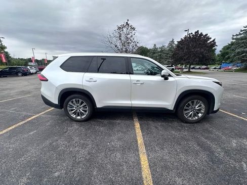 Used 2024 Toyota Grand Highlander AWD image 2