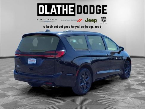 New 2026 Chrysler Pacifica Limited AWD/4WD image 30