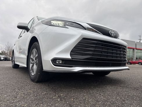 New 2026 Toyota Sienna XLE image 3