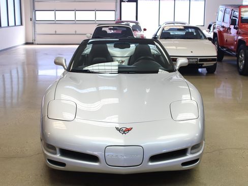 Used 2002 Chevrolet Corvette Convertible w/ Preferred Equipment Group1 image 12