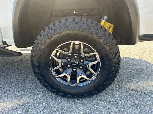 Used 2025 Chevrolet Colorado ZR2 w/ Technology Package AWD/4WD image 15