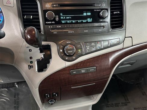 Used 2014 Toyota Sienna XLE image 18