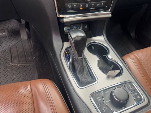 Used 2020 Jeep Grand Cherokee Overland AWD/4WD image 21