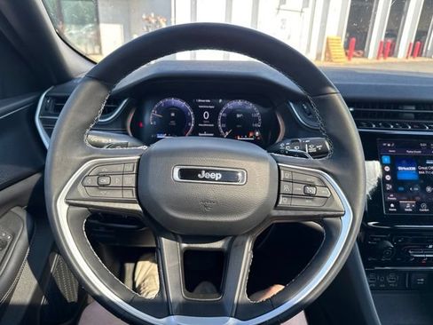Used 2023 Jeep Grand Cherokee Altitude AWD/4WD image 16