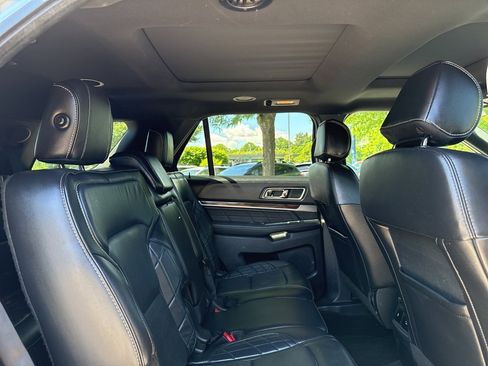 Used 2017 Ford Explorer Platinum image 31