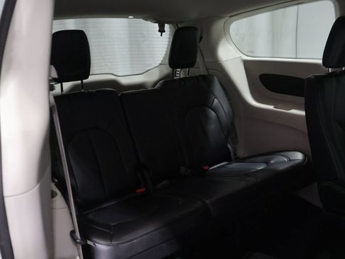 Used 2023 Chrysler Pacifica Touring-L FWD image 20
