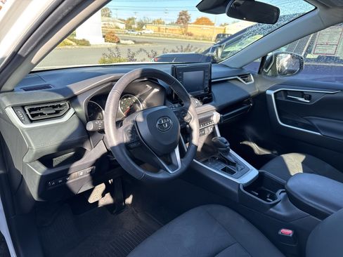 Used 2022 Toyota RAV4 XLE w/ Convenience Package image 8