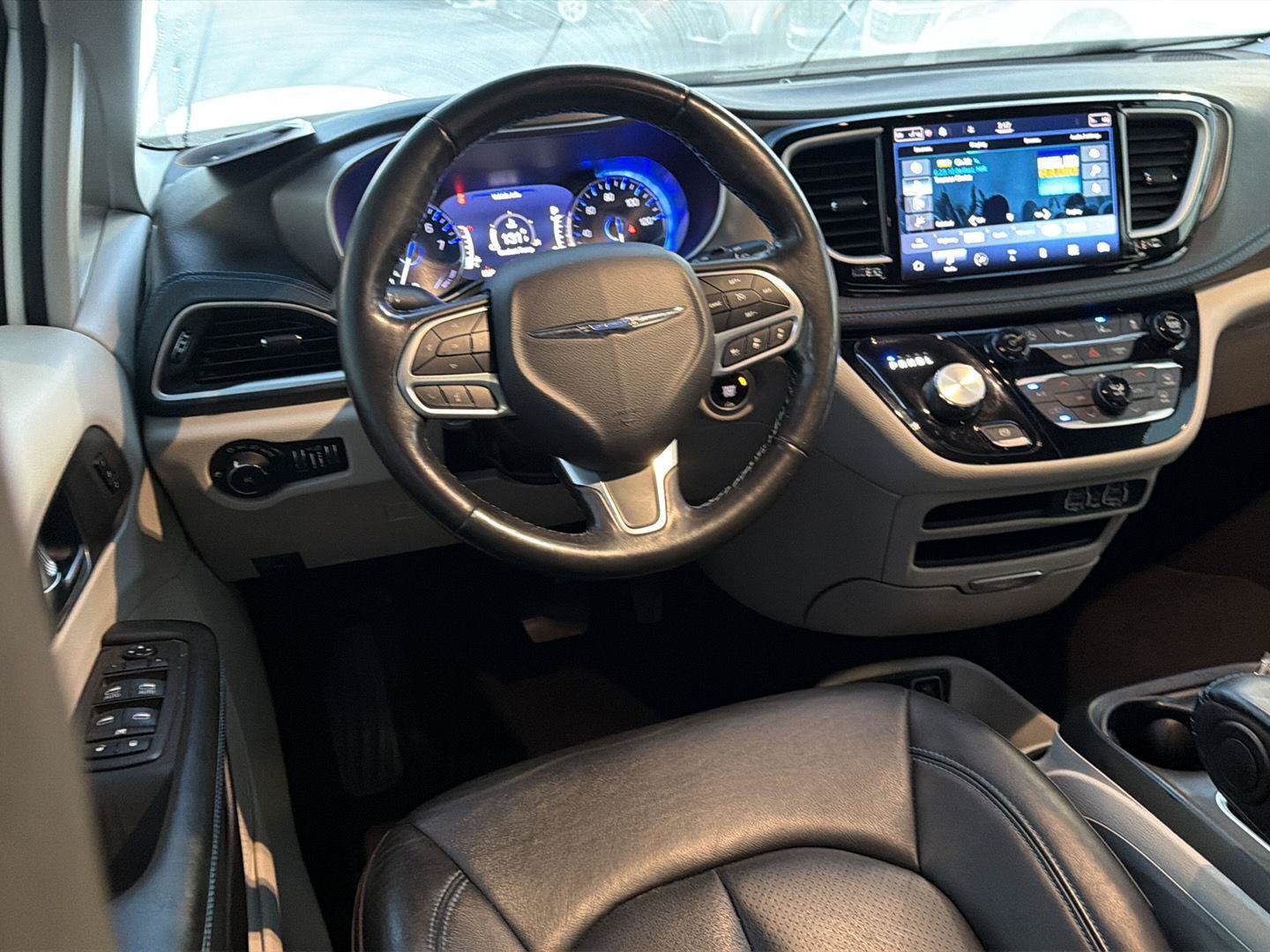 Used 2021 Chrysler Pacifica Touring-L FWD image 16