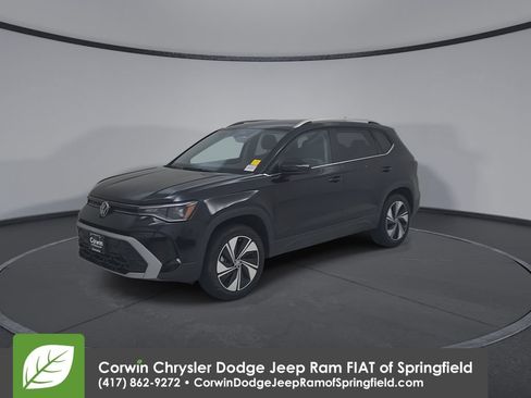 Used 2025 Volkswagen Taos SE AWD/4WD image 7