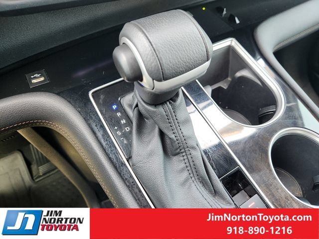 Used 2025 Toyota Sienna Platinum FWD image 21