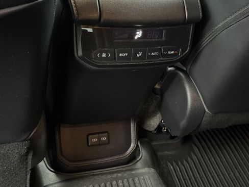 Used 2023 Toyota Highlander XLE FWD image 14