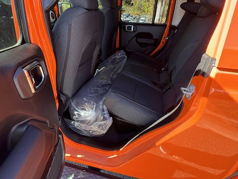 New 2025 Jeep Gladiator Sport image 18