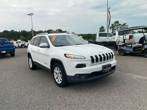 Used 2015 Jeep Cherokee Latitude w/ Cold Weather Group AWD/4WD image 3