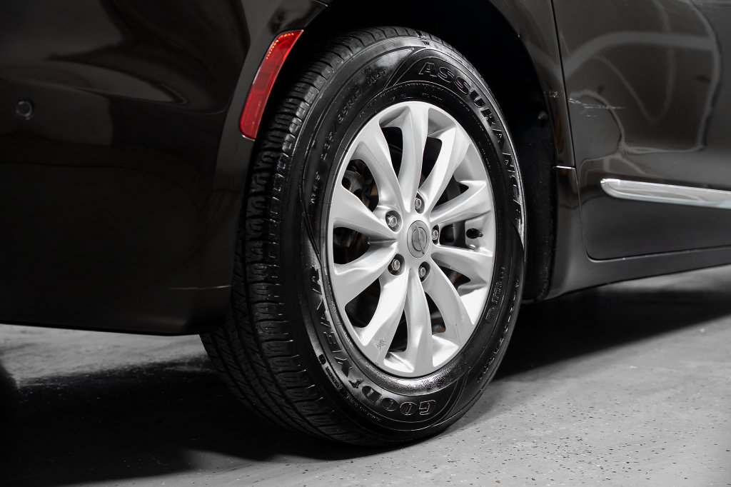 Used 2018 Chrysler Pacifica Touring-L w/ Advanced Safetytec Group FWD image 8