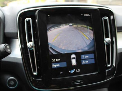 Used 2021 Volvo XC40 T4 Momentum image 21