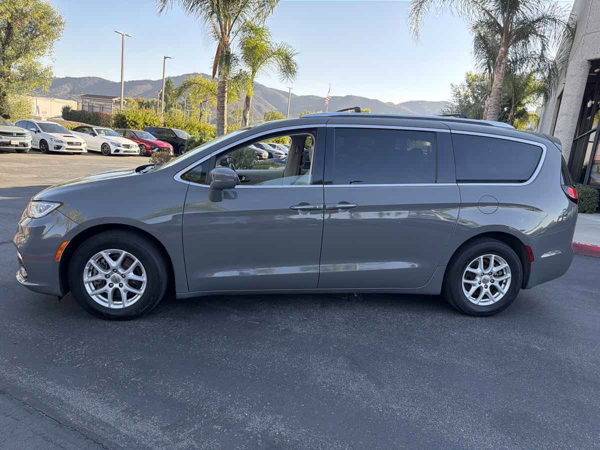 Used 2021 Chrysler Pacifica Touring-L FWD image 9
