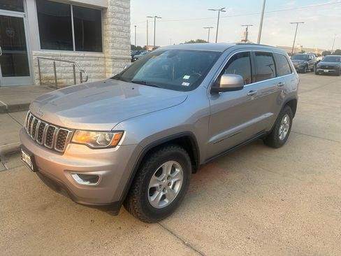 Used 2017 Jeep Grand Cherokee Laredo RWD image 4