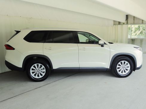 Used 2024 Toyota Grand Highlander AWD image 4
