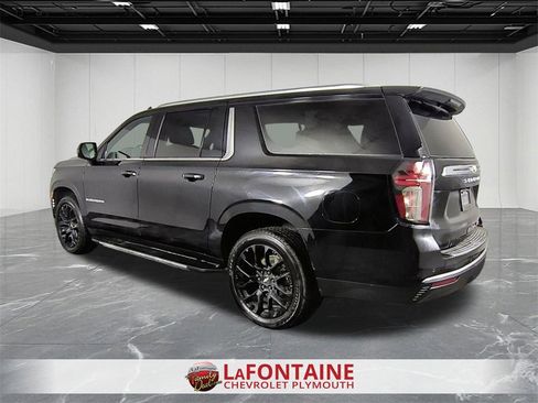 Used 2022 Chevrolet Suburban LT w/ Luxury Package image 6