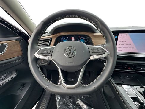 Used 2024 Volkswagen Atlas SE w/ Panoramic Sunroof Package image 12