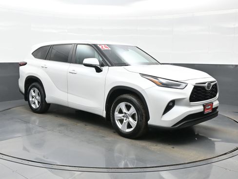Used 2024 Toyota Highlander LE AWD/4WD image 8