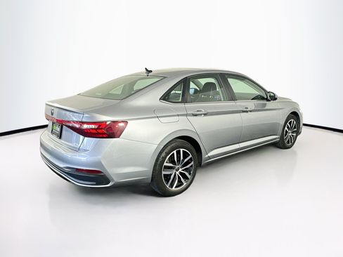 Used 2025 Volkswagen Jetta SE FWD image 9