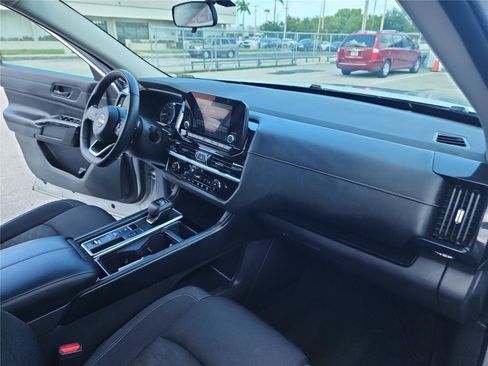 Used 2024 Nissan Pathfinder SV FWD image 30