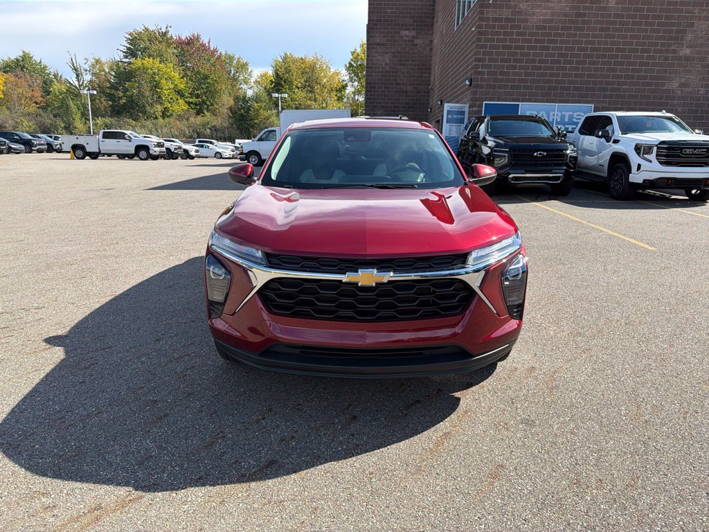 Used 2025 Chevrolet Trax LS w/ LS Convenience Package FWD image 4