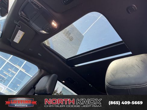 Used 2025 Chrysler Pacifica Limited FWD image 13