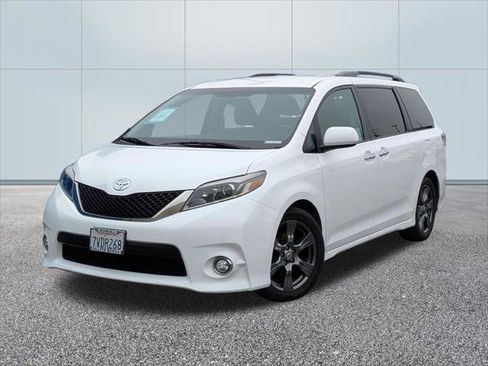 Used 2017 Toyota Sienna SE FWD image 1