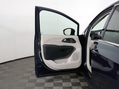 Used 2024 Chrysler Pacifica Limited FWD image 21