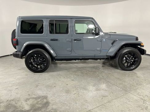 Used 2025 Jeep Wrangler Unlimited Sahara w/ Safety Group AWD/4WD image 9