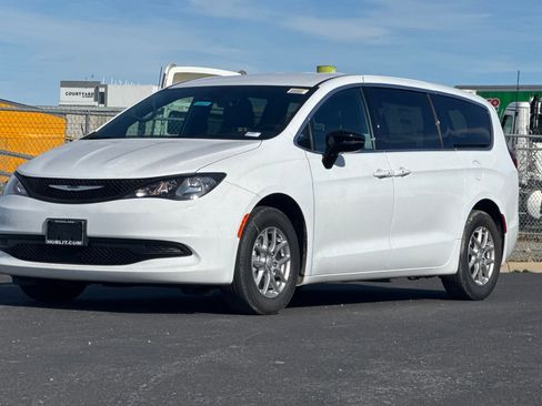New 2026 Chrysler Voyager LX image 7