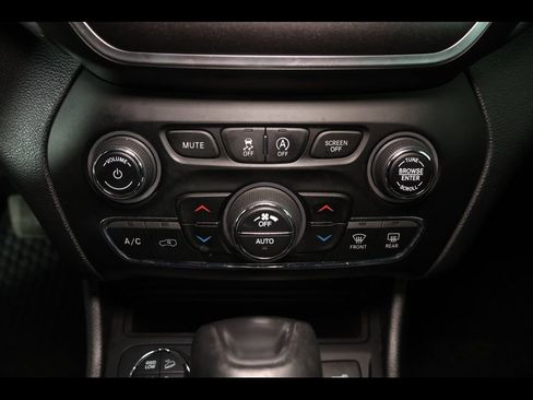 Used 2020 Jeep Cherokee Trailhawk w/ Comfort/Convenience Group AWD/4WD image 23