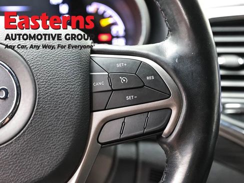 Used 2021 Jeep Grand Cherokee Laredo w/ Security & Convenience Group AWD/4WD image 16