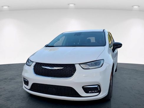 Used 2024 Chrysler Pacifica Touring-L FWD image 6
