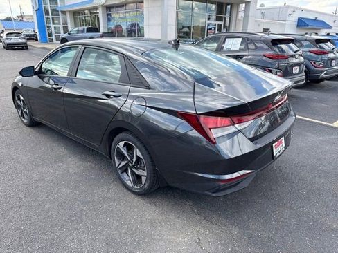 Used 2023 Hyundai Elantra SEL w/ Convenience Package FWD image 3