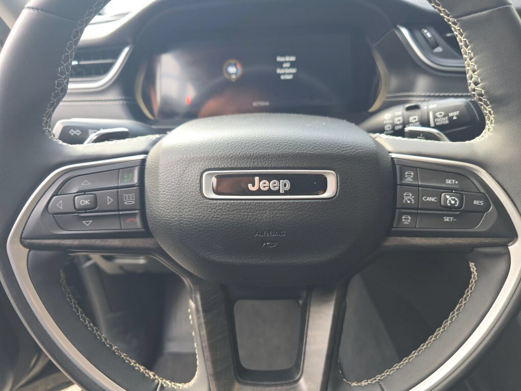 Used 2023 Jeep Grand Cherokee Limited AWD/4WD image 21