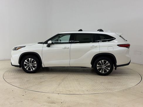 Used 2020 Toyota Highlander XLE AWD/4WD image 2