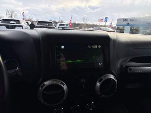 Used 2017 Jeep Wrangler Unlimited Sahara image 17