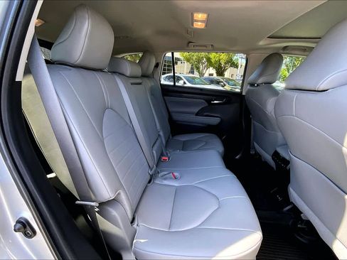 Used 2024 Toyota Highlander XLE image 20