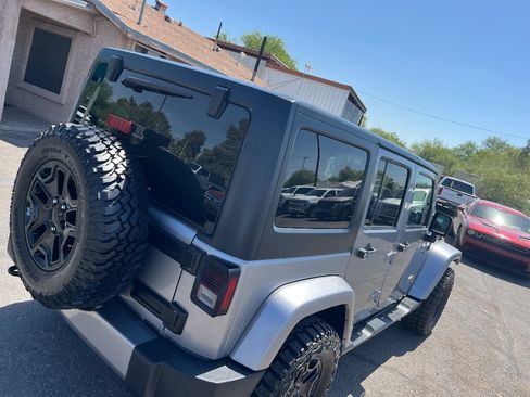 Used 2018 Jeep Wrangler Unlimited Sahara w/ Connectivity Group AWD/4WD image 45